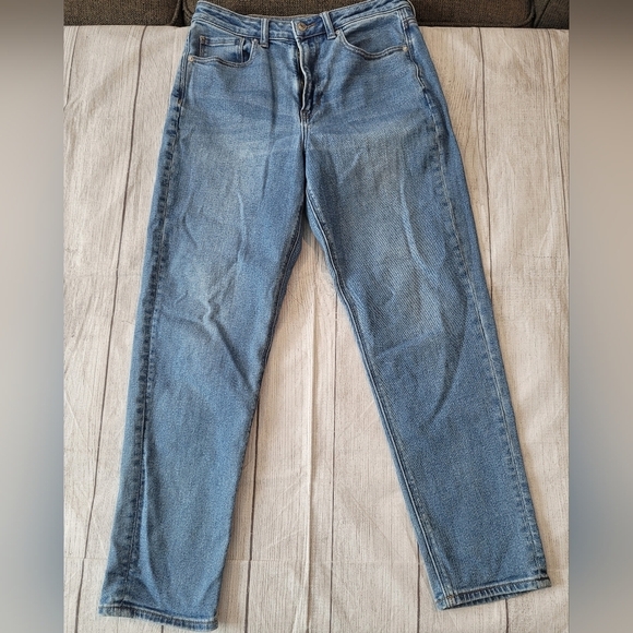 American Eagle Outfitters Denim - American Eagle AEO Women's •Size 6 Regular• Mom Jean *No Holes